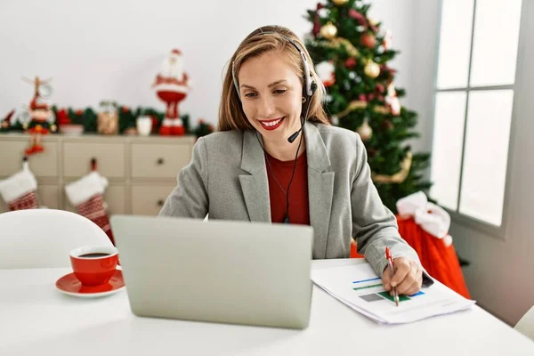 Jonge Kaukasische Vrouw Call Center Agent Werken Zitten Door Kerstboom — Stockfoto