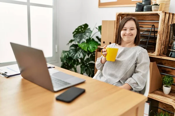 Mujer Morena Con Síndrome Bebiendo Una Taza Café Oficina Negocios — Foto de Stock