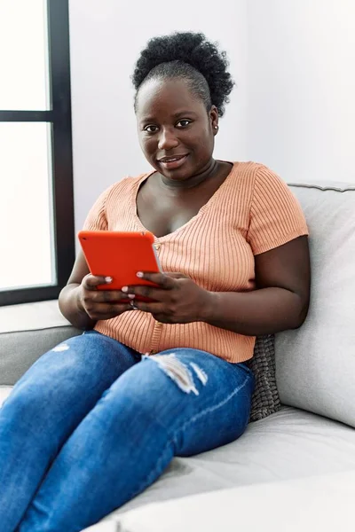 Young African American Woman Using Touchpad Sitting Sofa Home — ストック写真