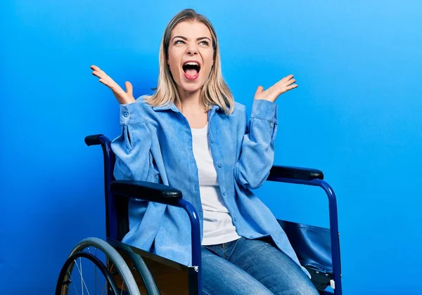 Mooie Blanke Vrouw Zit Een Rolstoel Gek Gek Vieren Voor — Stockfoto