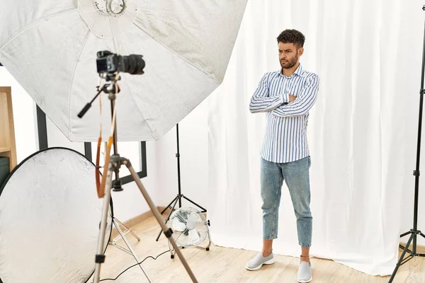 Arabische Jongeman Doet Zich Voor Als Model Fotostudio Sceptisch Nerveus — Stockfoto