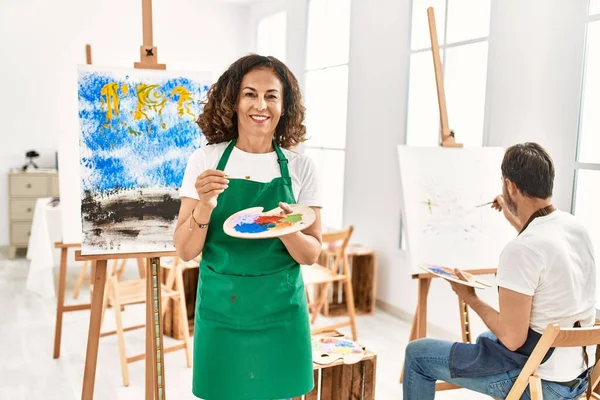 Dois Estudante Meia Idade Sorrindo Pintura Feliz Estúdio Arte — Fotografia de Stock