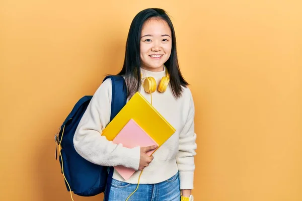 Menina Chinesa Jovem Segurando Mochila Estudantil Livros Com Sorriso Feliz — Fotografia de Stock