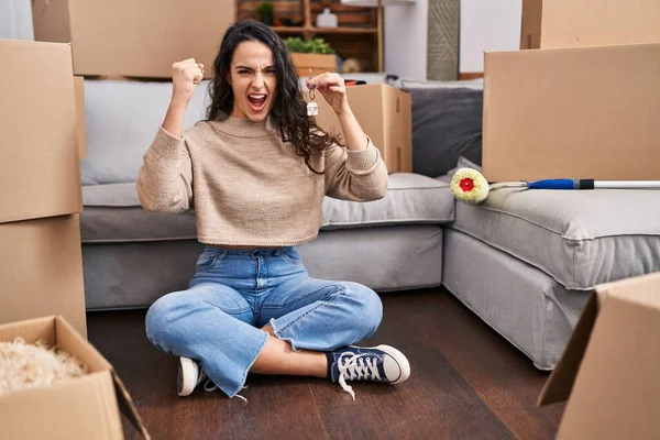 Jovem Morena Sentada Chão Uma Nova Casa Segurando Chaves Irritadas — Fotografia de Stock