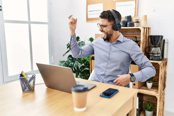 Jonge Arabier Man Glimlacht Vol Vertrouwen Naar Muziek Luisteren Kantoor — Stockfoto