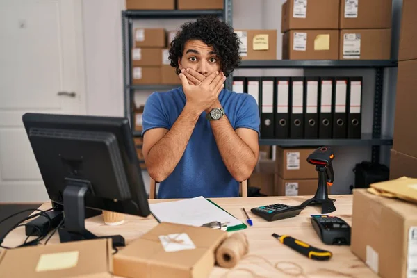 Homem Hispânico Com Cabelo Encaracolado Trabalhando Pequenos Negócios Comércio Eletrônico — Fotografia de Stock