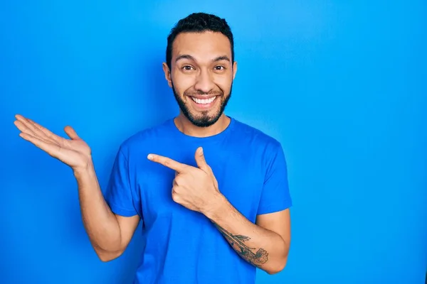 Hombre Hispano Con Barba Vistiendo Casual Camiseta Azul Asombrado Sonriendo — Foto de Stock