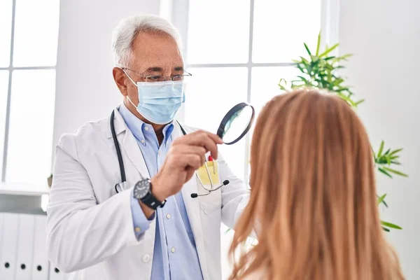 Uomo Donna Mezza Età Medico Paziente Che Indossa Una Maschera — Foto Stock