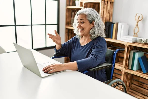 Grauhaarige Frau Mittleren Alters Mit Videoanruf Sitzt Rollstuhl Hause — Stockfoto