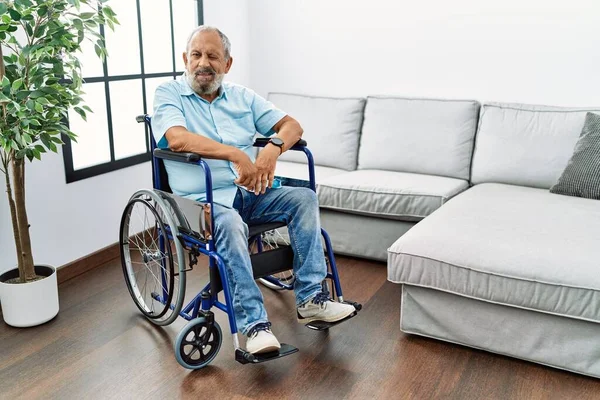 Bonito Homem Sênior Sentado Cadeira Rodas Sala Estar Piscando Olhando — Fotografia de Stock