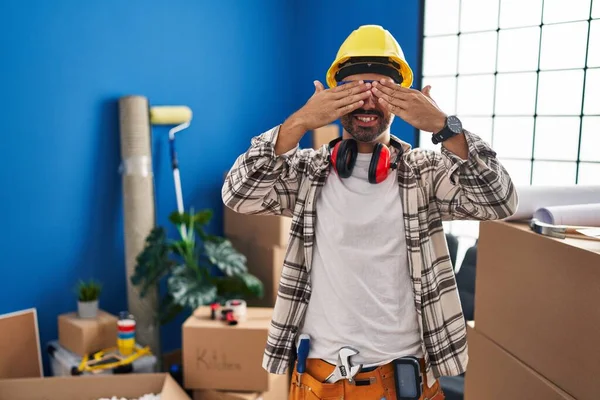 Ung Latinamerikansk Man Med Skägg Arbetar Hemma Renovering Täcker Ögonen — Stockfoto