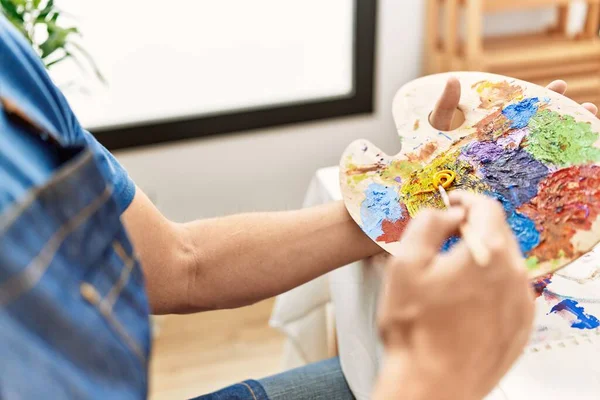 Kaukasischer Mann Des Mittelalters Zeichnet Kunstatelier — Stockfoto