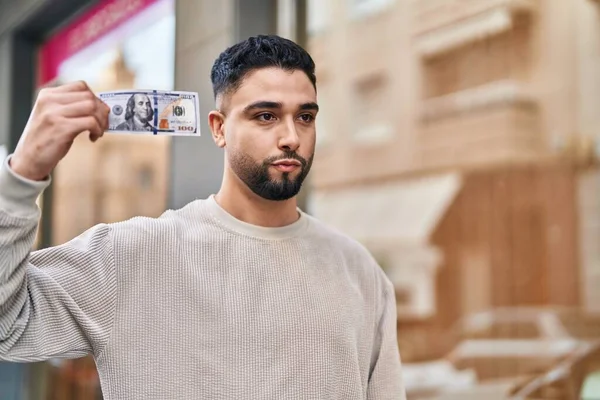 Sokakta 100 Dolarlık Banknot Tutan Genç Bir Arap — Stok fotoğraf