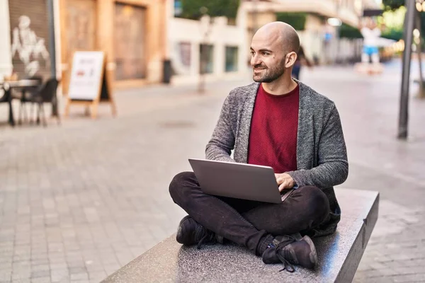 Junger Mann Sitzt Mit Laptop Auf Bank Straße — Stockfoto