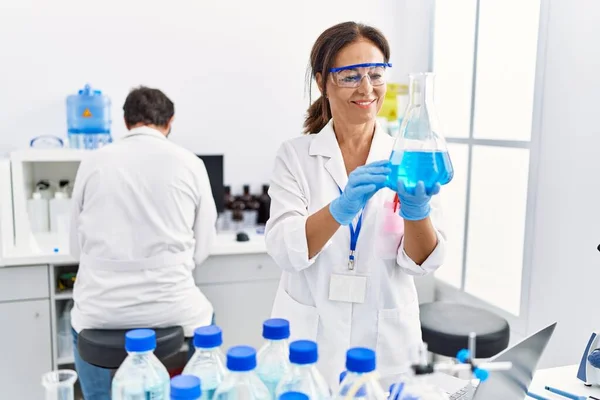 Homem Meia Idade Mulher Parceiros Vestindo Cientista Uniforme Segurando Tubo — Fotografia de Stock