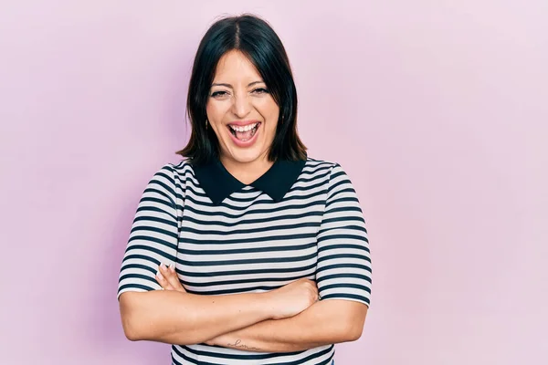 Jonge Latijns Amerikaanse Vrouw Met Armen Gekruist Gebaar Lachen Hard — Stockfoto