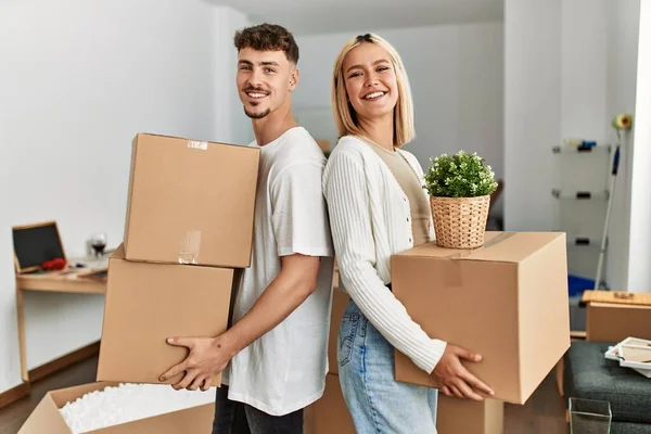 Junges Kaukasisches Paar Lächelt Glücklich Und Hält Pappkartons Neuen Zuhause — Stockfoto