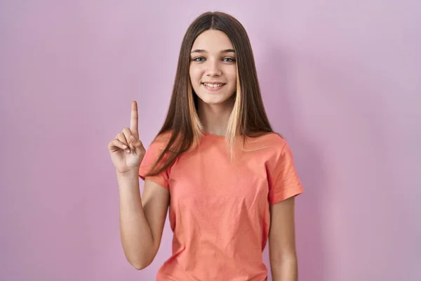 Adolescente Menina Sobre Fundo Rosa Mostrando Apontando Para Cima Com — Fotografia de Stock