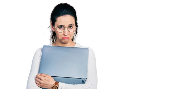 若いヒスパニック系の女性は コンピュータのラップトップを使用して作業落ち込んで苦痛の心配 怒っていると恐れて泣いて 悲しい表情 — ストック写真