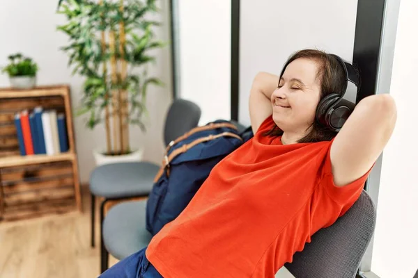 Brunett Kvinna Med Ner Syndrom Sitter Hörlurar Väntrummet — Stockfoto