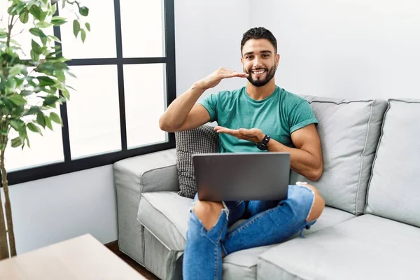 Junger Gutaussehender Mann Mit Bart Und Laptop Sitzt Hause Auf — Stockfoto