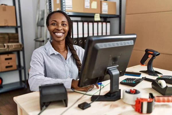 Afrikaanse Vrouw Werkt Bij Kleine Bedrijven Commerce Met Een Blije — Stockfoto