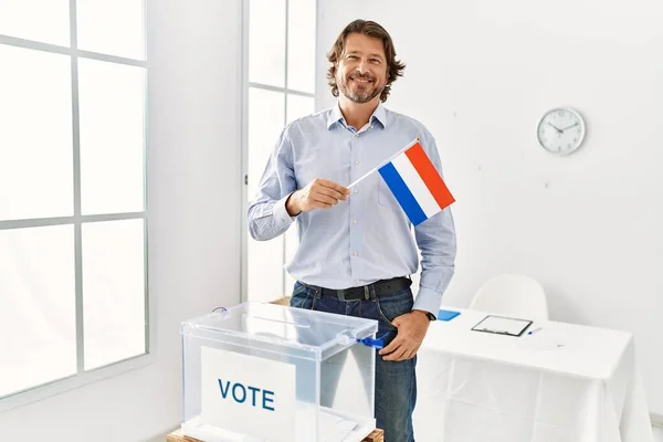 Moyen Âge Caucasien Homme Souriant Confiant Tenant Holland Drapeau Vote — Photo