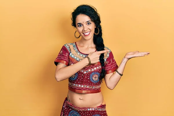 Fiatal Visel Bindi Bollywood Ruházat Meghökkent Mosolyog Kamera Miközben Bemutatja — Stock Fotó