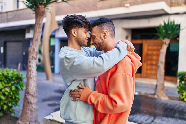 Dos Parejas Hombres Abrazándose Calle —  Fotos de Stock