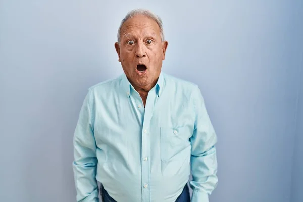 Starší Muž Šedými Vlasy Stojící Nad Modrým Pozadím Strach Šokovaný — Stock fotografie