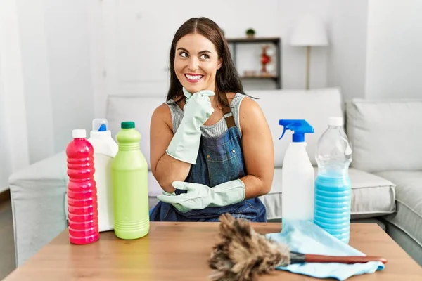 Young Brunette Woman Wearing Cleaner Apron Gloves Cleaning Home Looking — Stock Photo, Image
