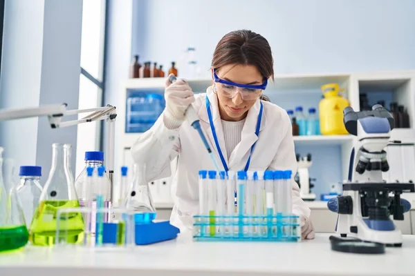 Mujer Hispana Joven Vistiendo Uniforme Científico Usando Pipeta Laboratorio —  Fotos de Stock