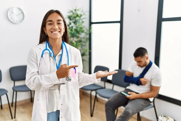 Young Asian Doctor Woman Waiting Room Man Broken Arm Amazed — Stock Photo, Image