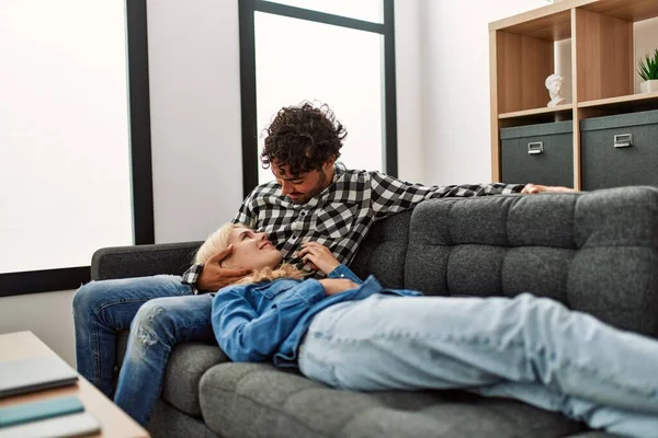 Genç Çift Evdeki Kanepede Mutlu Mesut Oturuyor — Stok fotoğraf