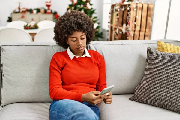 Young African American Woman Afro Hair Using Smartphone Sitting Sofa — Fotografia de Stock