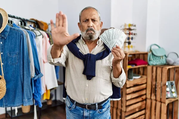 Bonito Homem Sênior Loja Varejo Segurando Notas Dólares Com Mão — Fotografia de Stock