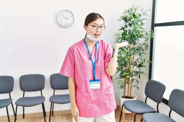 Young Asian Nurse Woman Medical Waiting Room Pointing Aside Hands — Stock Photo, Image