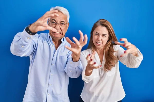 Hispanisches Paar Mittleren Alters Steht Vor Blauem Hintergrund Und Schreit — Stockfoto