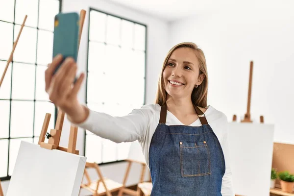 Beyaz Kadın Gülümsüyor Sanat Stüdyosundaki Akıllı Telefondan Özçekim Yapıyor — Stok fotoğraf