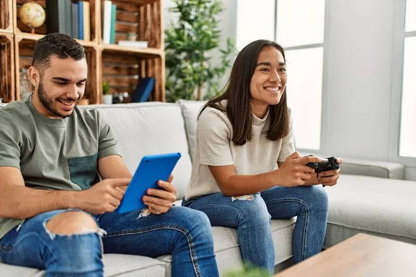 Jong Latijn Paar Spelen Video Game Met Behulp Van Touchpad — Stockfoto