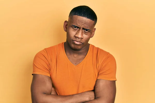Joven Hombre Negro Con Camiseta Naranja Casual Escéptico Nervioso Desaprobando — Foto de Stock