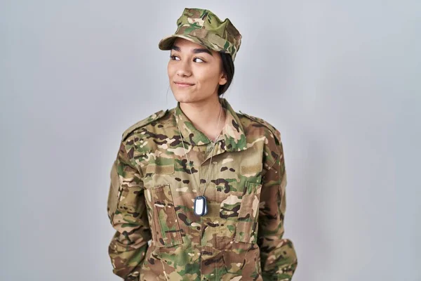 Jovem Sul Asiático Mulher Vestindo Camuflagem Exército Uniforme Sorrindo Olhando — Fotografia de Stock