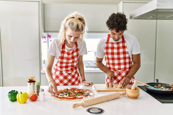 Casal Jovem Sorrindo Feliz Cozinhar Pizza Italiana Cozinha — Fotografia de Stock