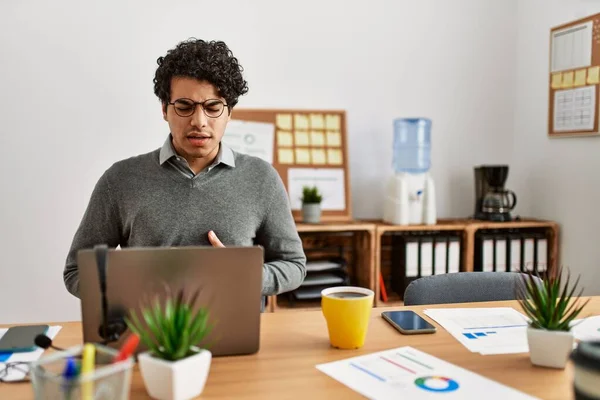 Joven Hombre Hispano Con Estilo Negocios Sentado Escritorio Oficina Con — Foto de Stock