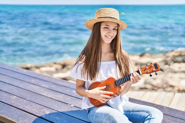 Urocza Dziewczyna Turysta Uśmiecha Się Pewnie Grając Ukulele Nad Morzem — Zdjęcie stockowe