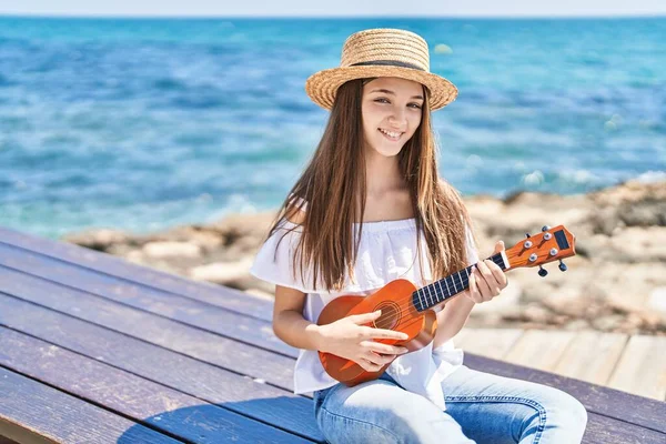 Adorable Chica Turista Sonriendo Confiado Jugando Ukelele Playa — Foto de Stock