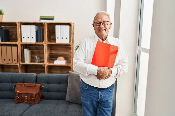 Senior Muž Psycholog Usmívá Sebevědomě Drží Podložku Psychologickém Centru — Stock fotografie