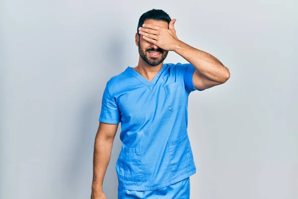 Schöner Hispanischer Mann Mit Bart Blauer Krankenschwesteruniform Lächelnd Und Lachend — Stockfoto