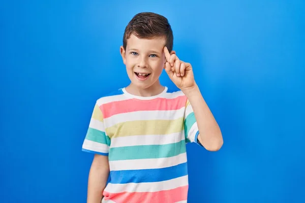 Jovem Caucasiano Sobre Fundo Azul Sorrindo Apontando Para Cabeça Com — Fotografia de Stock