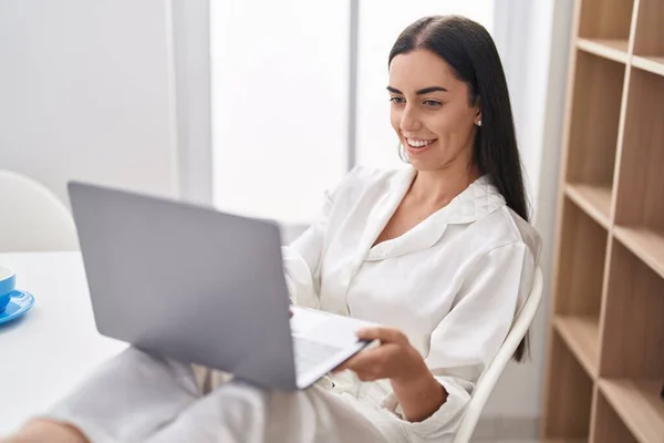 Young Hispanic Woman Using Laptop Sitting Table Home — Stock fotografie